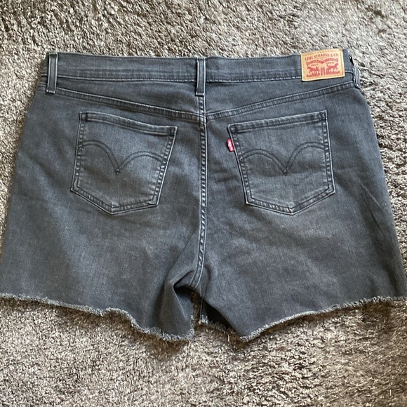 Levi Worn Black Frayed Hem Jean Shorts Lightweight Stretch Denim 34 Waist NWOT - Picture 7 of 11